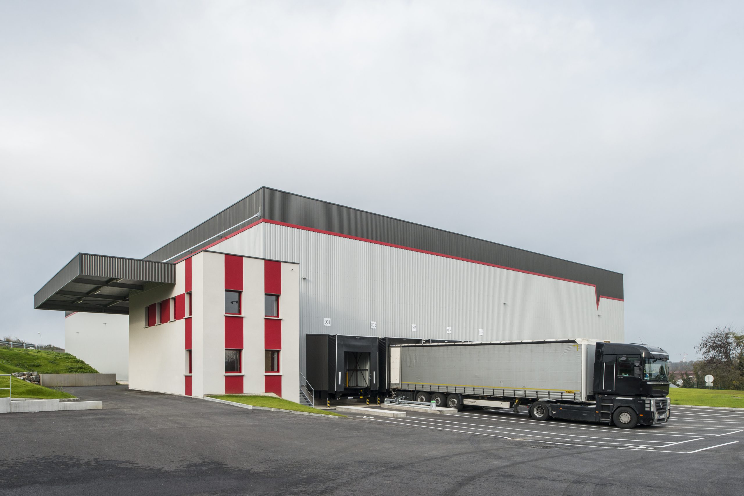 bâtiment de stockage pour les Transports VECATEL
