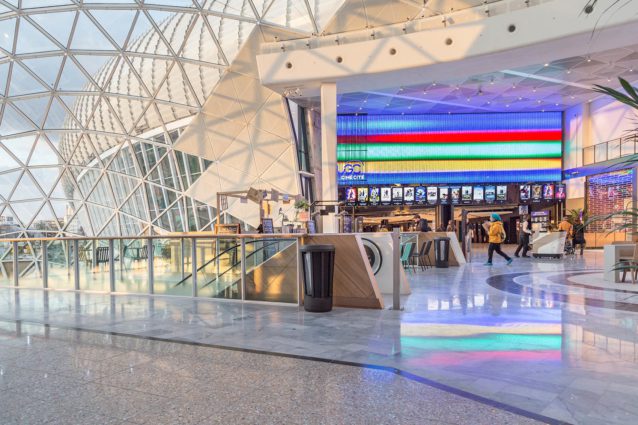 Extension du centre commercial de Vélizy II, d'une coupole en écailles de verre et métal perforé