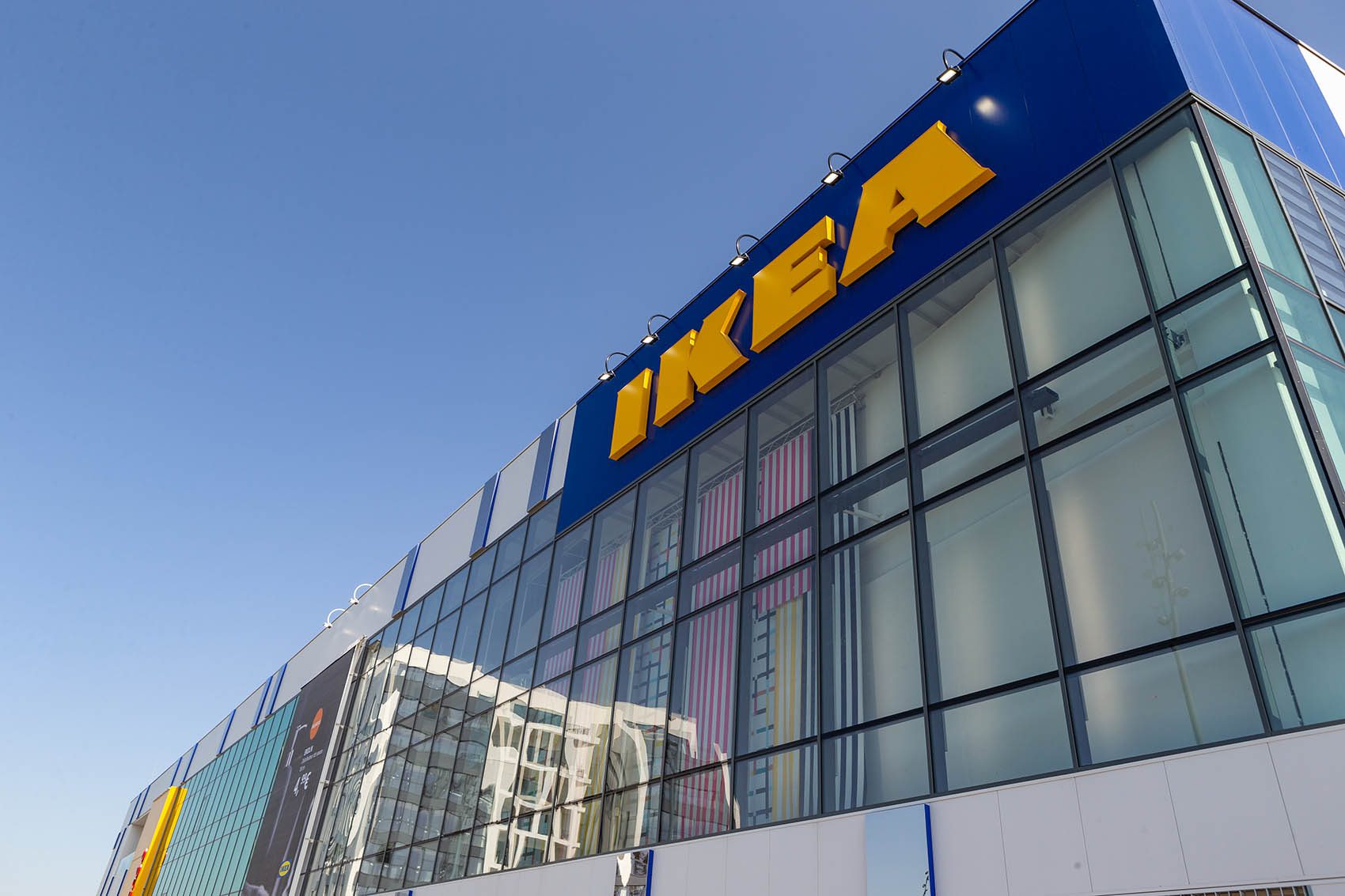 Façade du plus grand IKEA de France