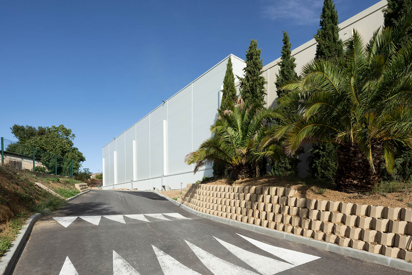 Vue externe d'un entrepot de stockage LAPHAL